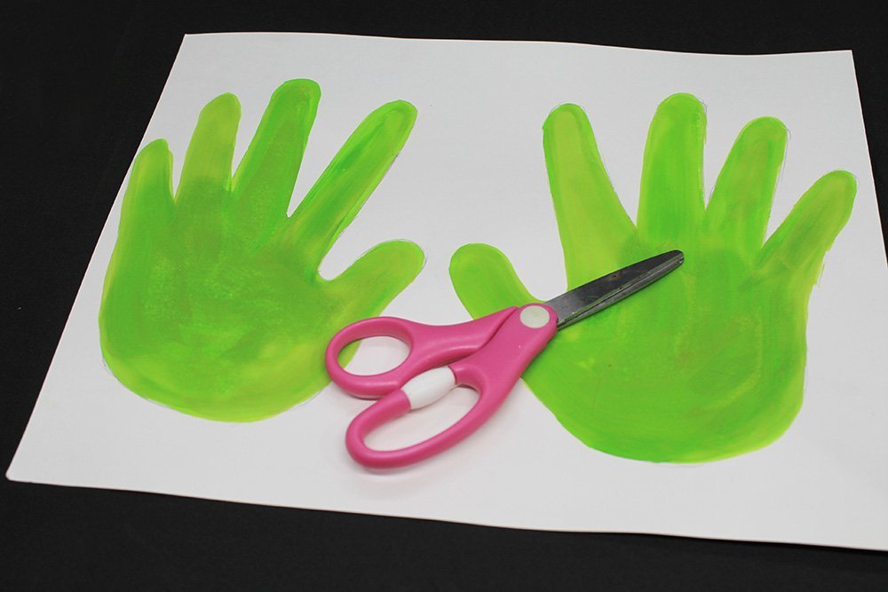 How to Make a Paper Plate Frog - Step 7